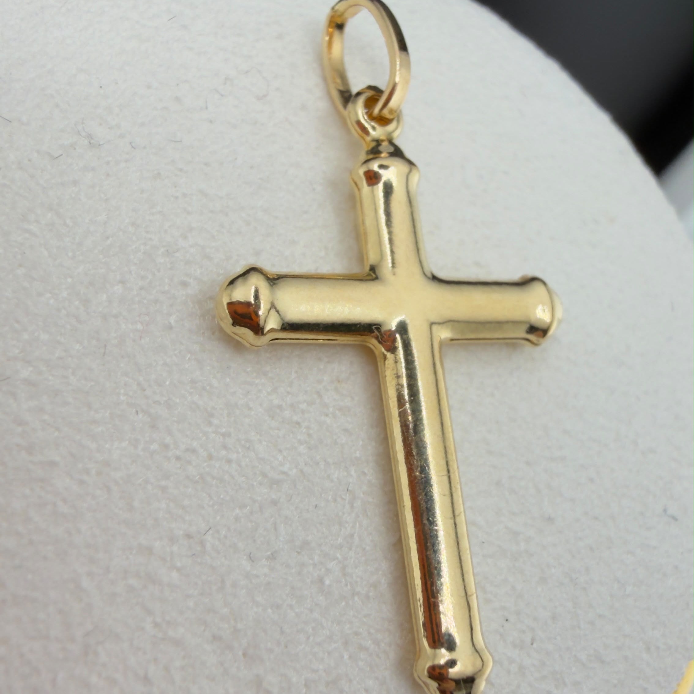 Rounded Cross Pendant 18k.