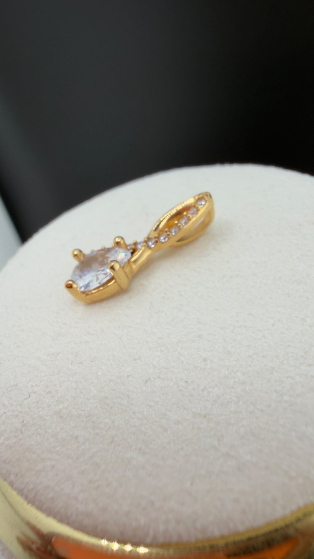 Teardrop Elegance Pendant 18k.