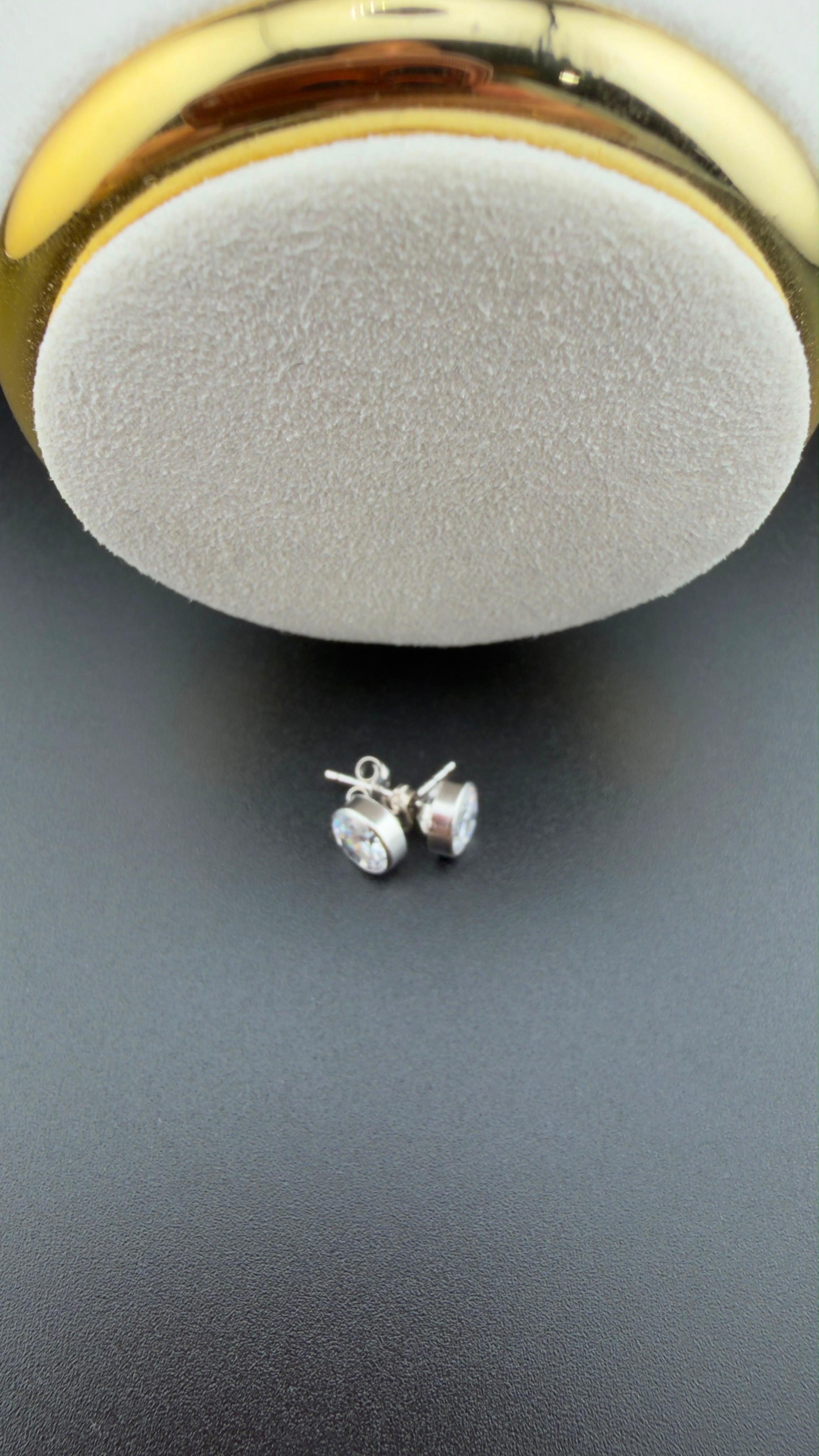 White Gold Solitaire Earring 18k.