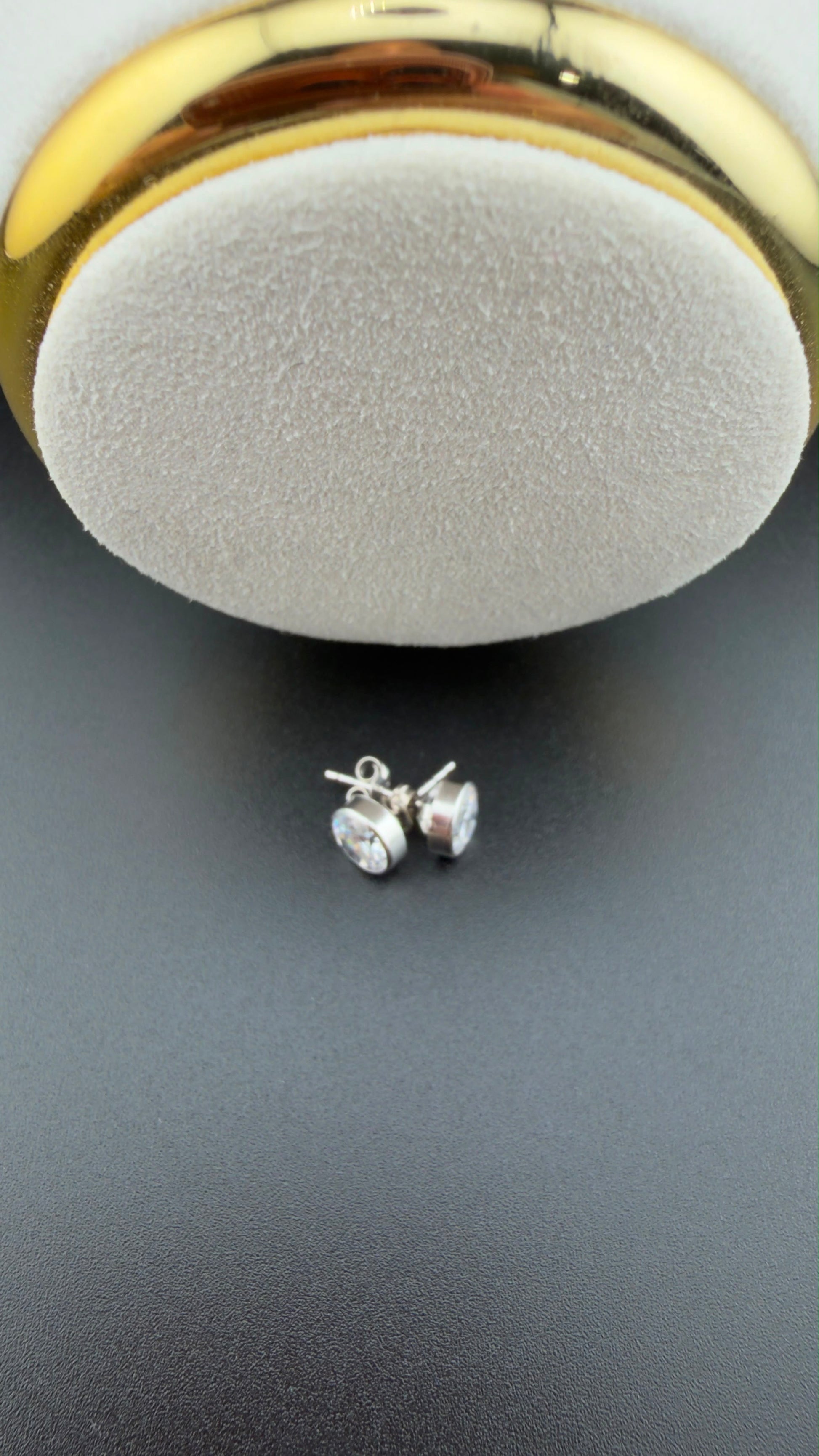 White Gold Solitaire Earring 18k.