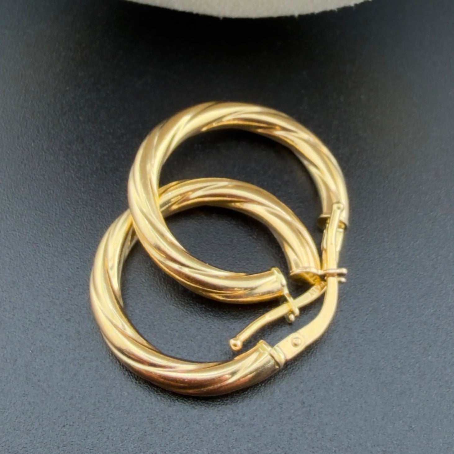 Spiral Hoop 18k.