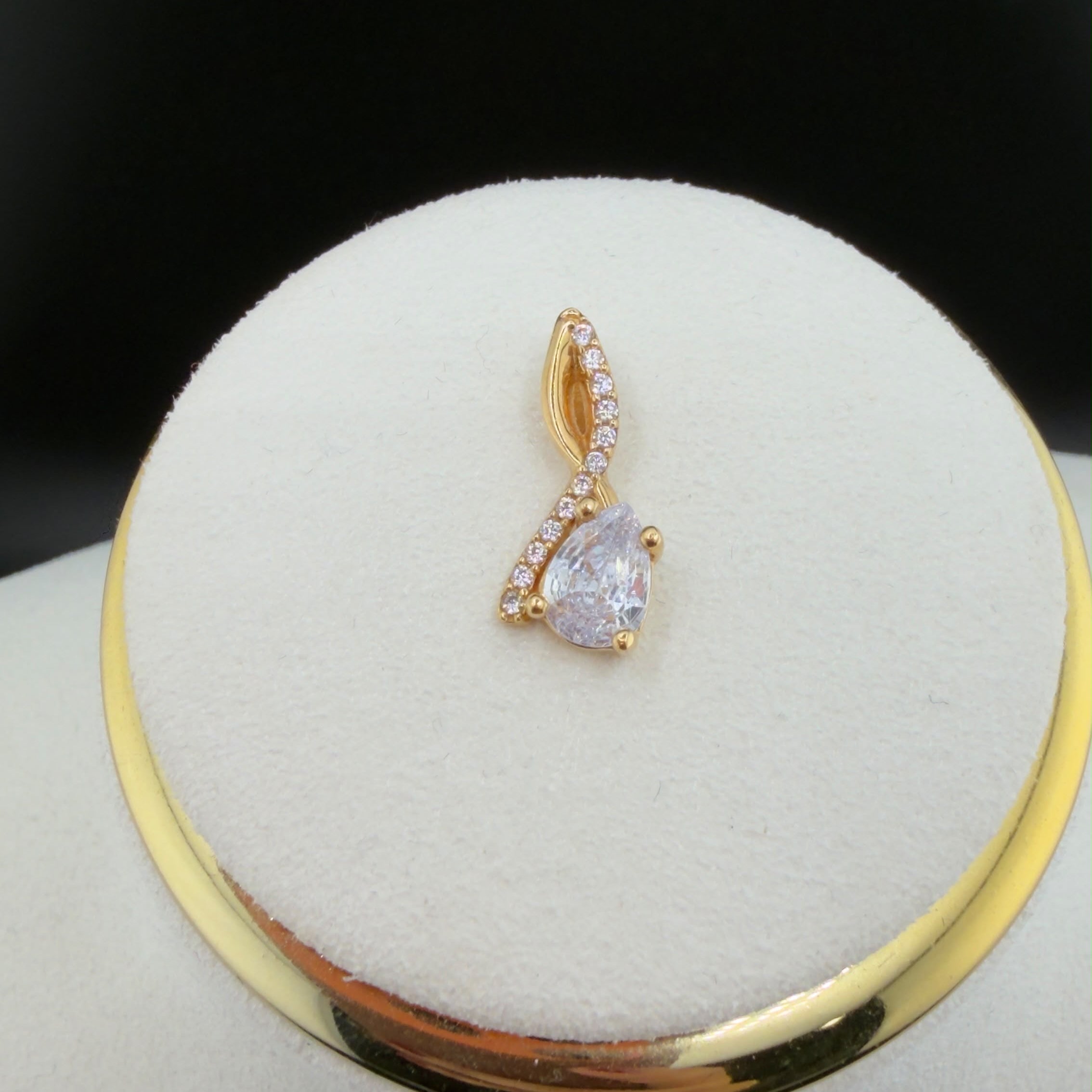 Teardrop Elegance Pendant 18k.