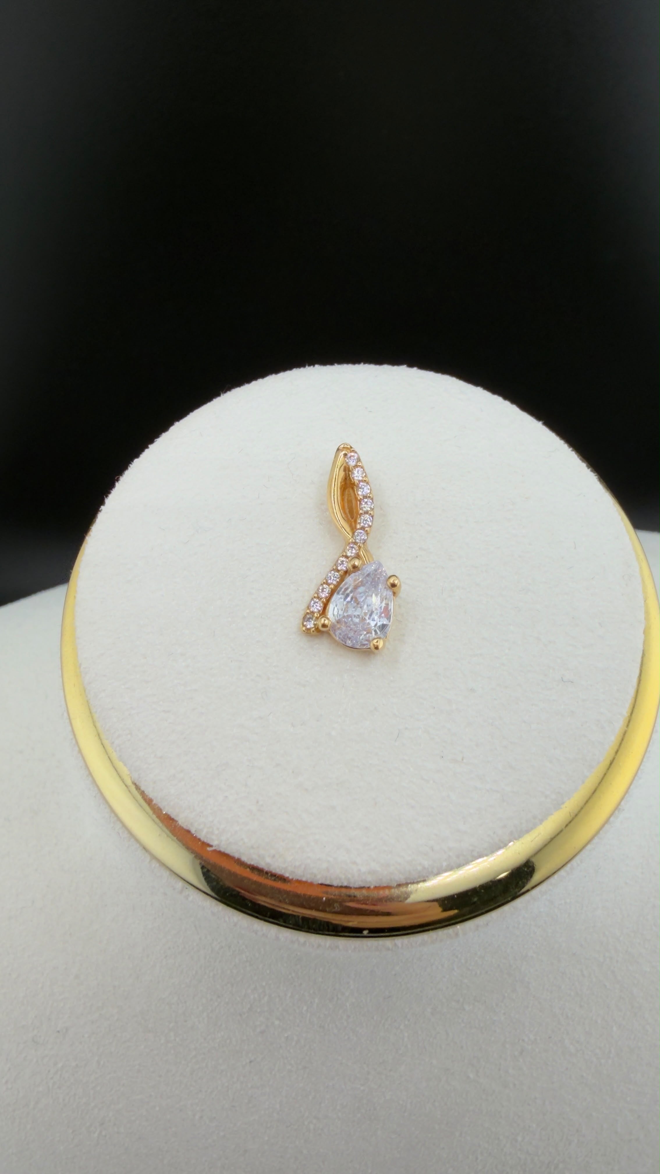 Teardrop Elegance Pendant 18k.