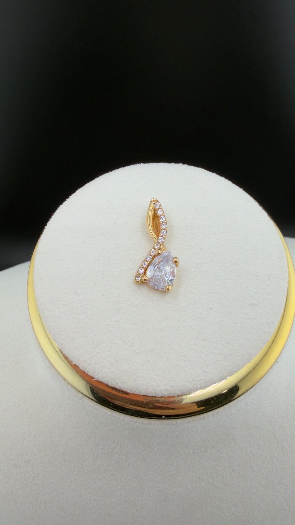Teardrop Elegance Pendant 18k.