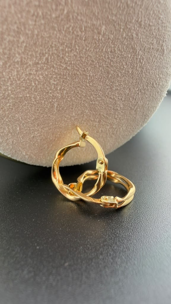 Twisted Oval Hoop 18k.