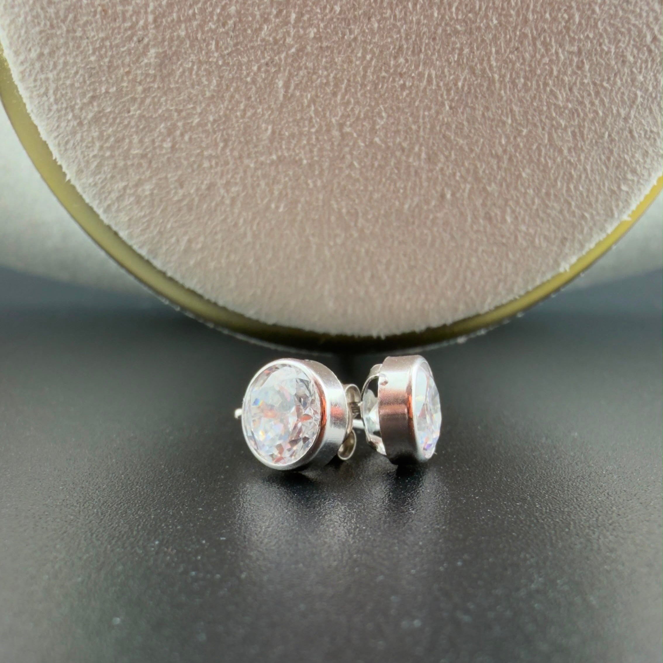 White Gold Solitaire Earring 18k.