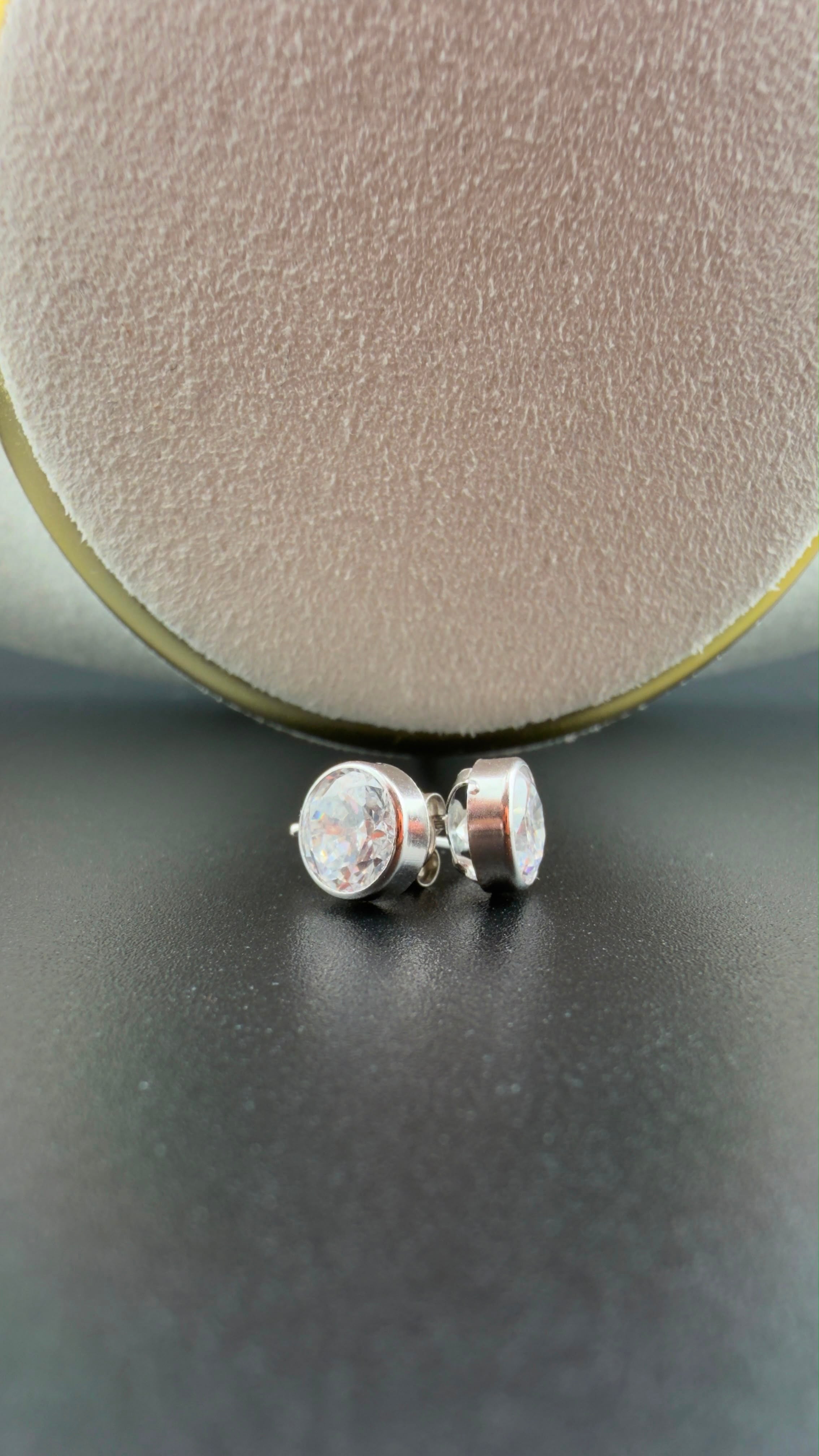 White Gold Solitaire Earring 18k.