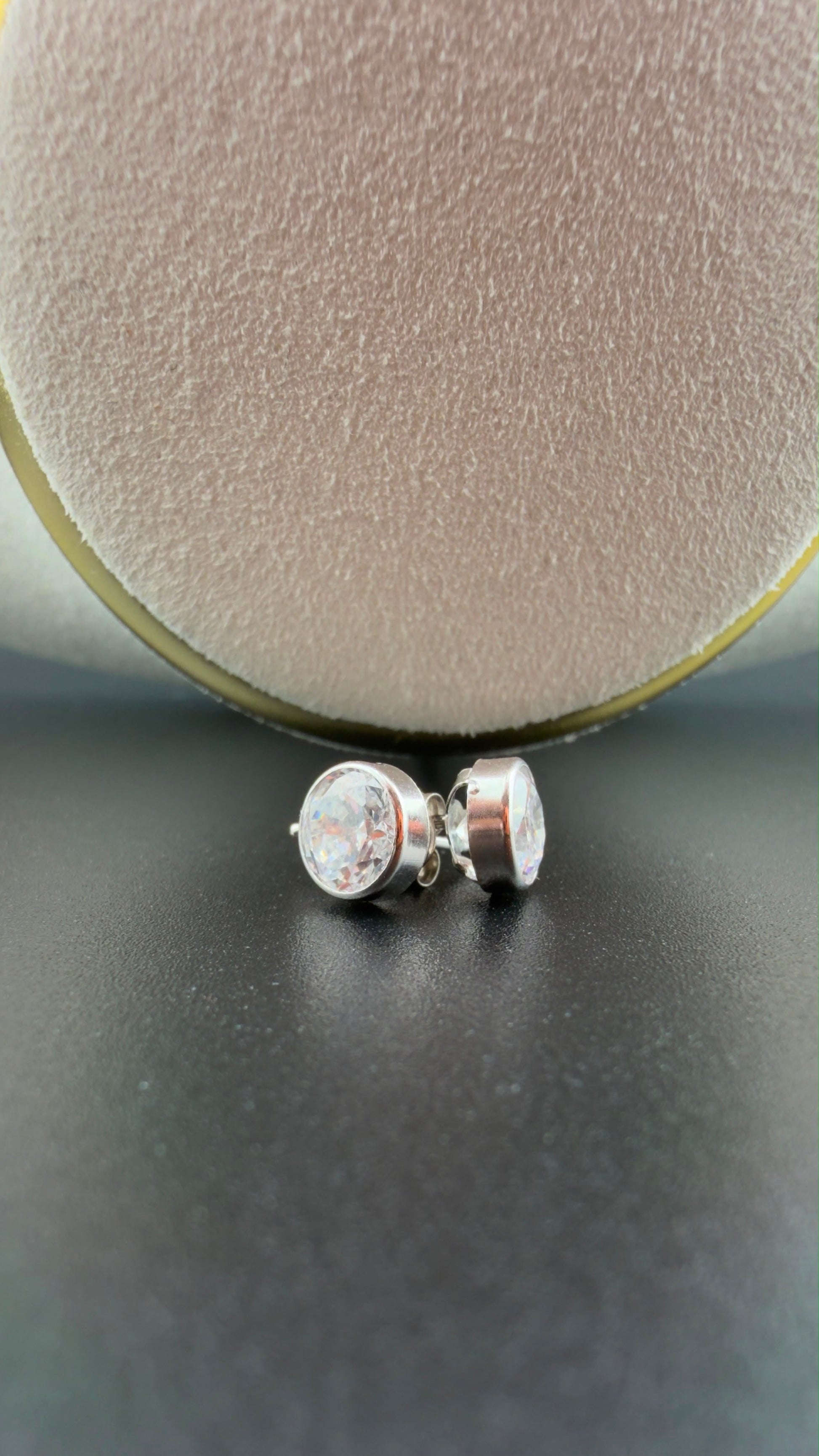White Gold Solitaire Earring 18k.
