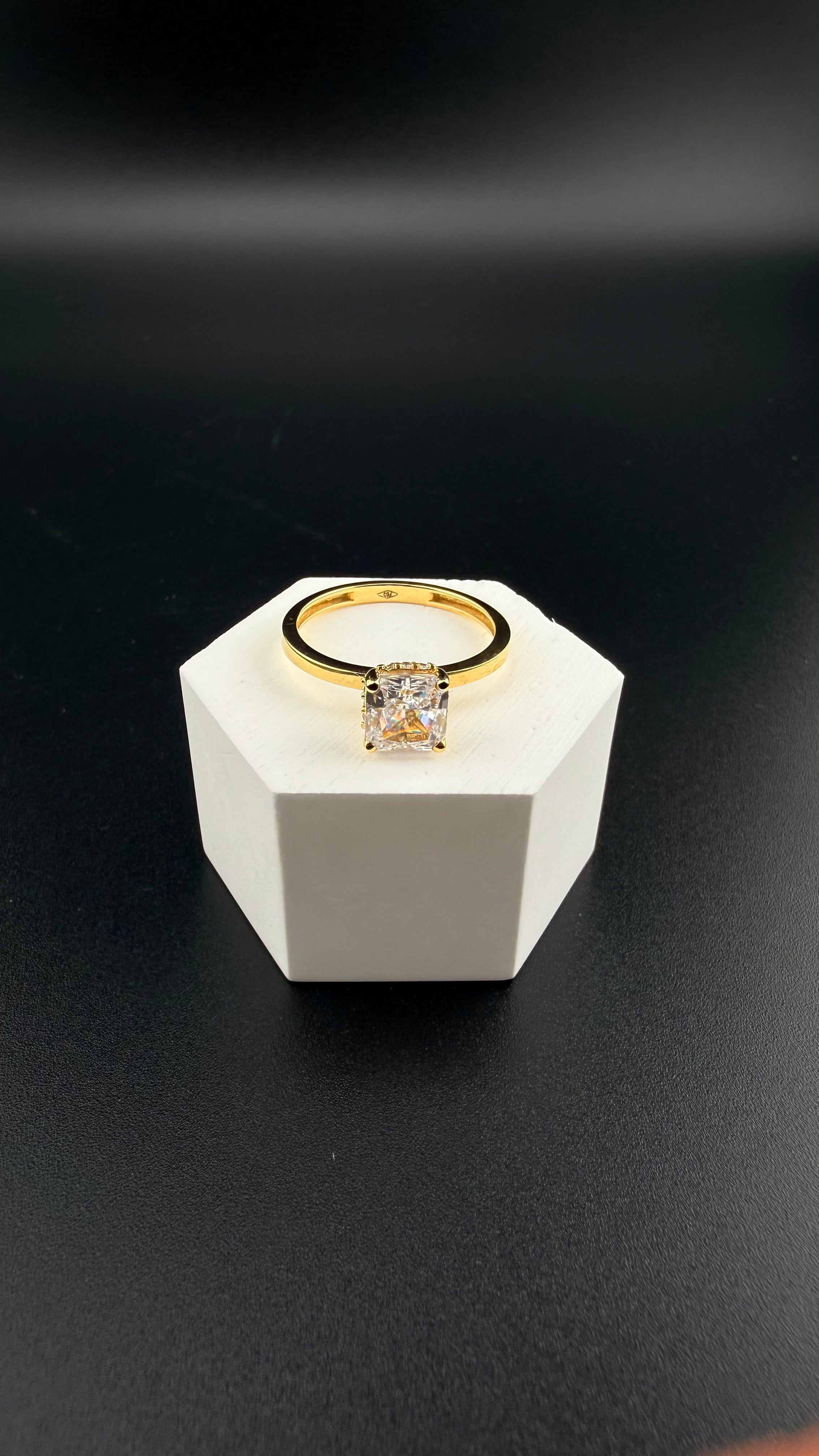 Solitary Zirconia Ring 18k, 6,7,8.