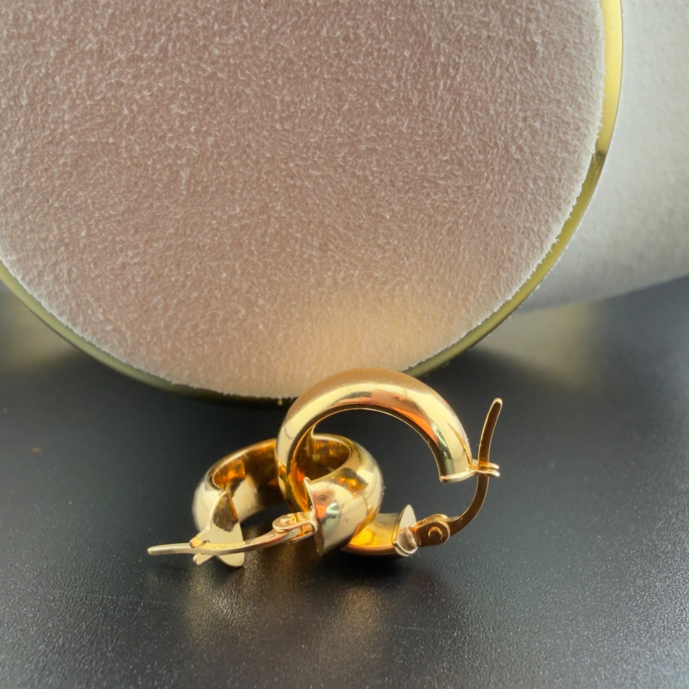 Chunky Gold Huggies Hoop 18k.