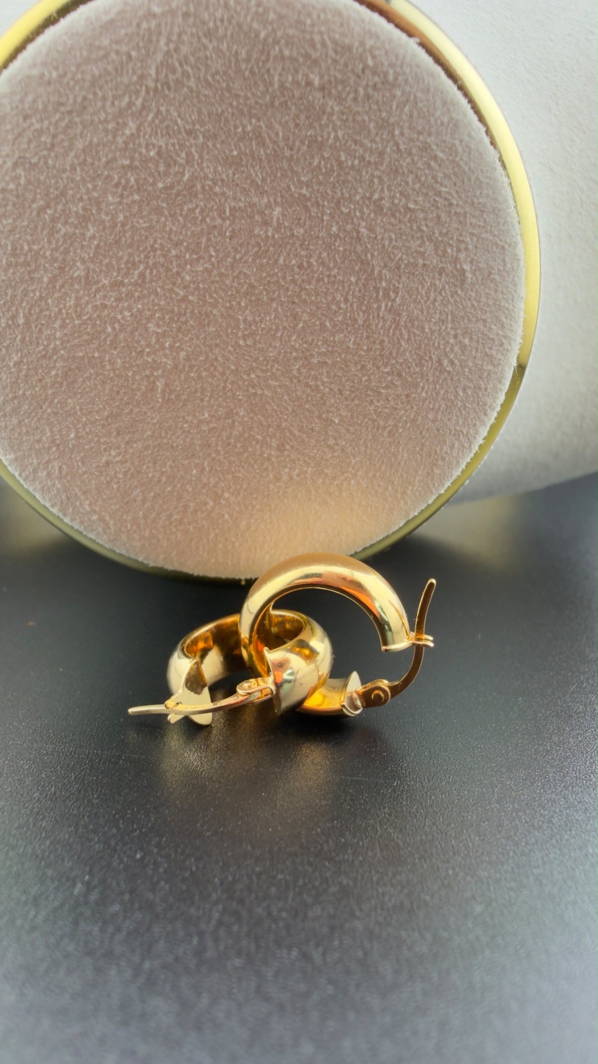 Chunky Gold Huggies Hoop 18k.