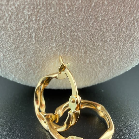Twisted Oval Hoop 18k.
