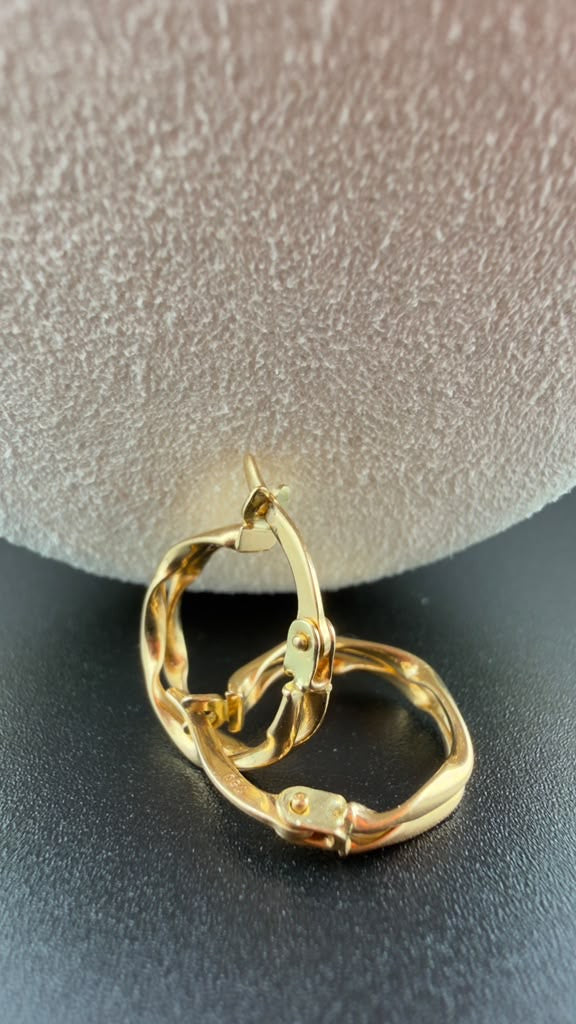 Twisted Oval Hoop 18k.
