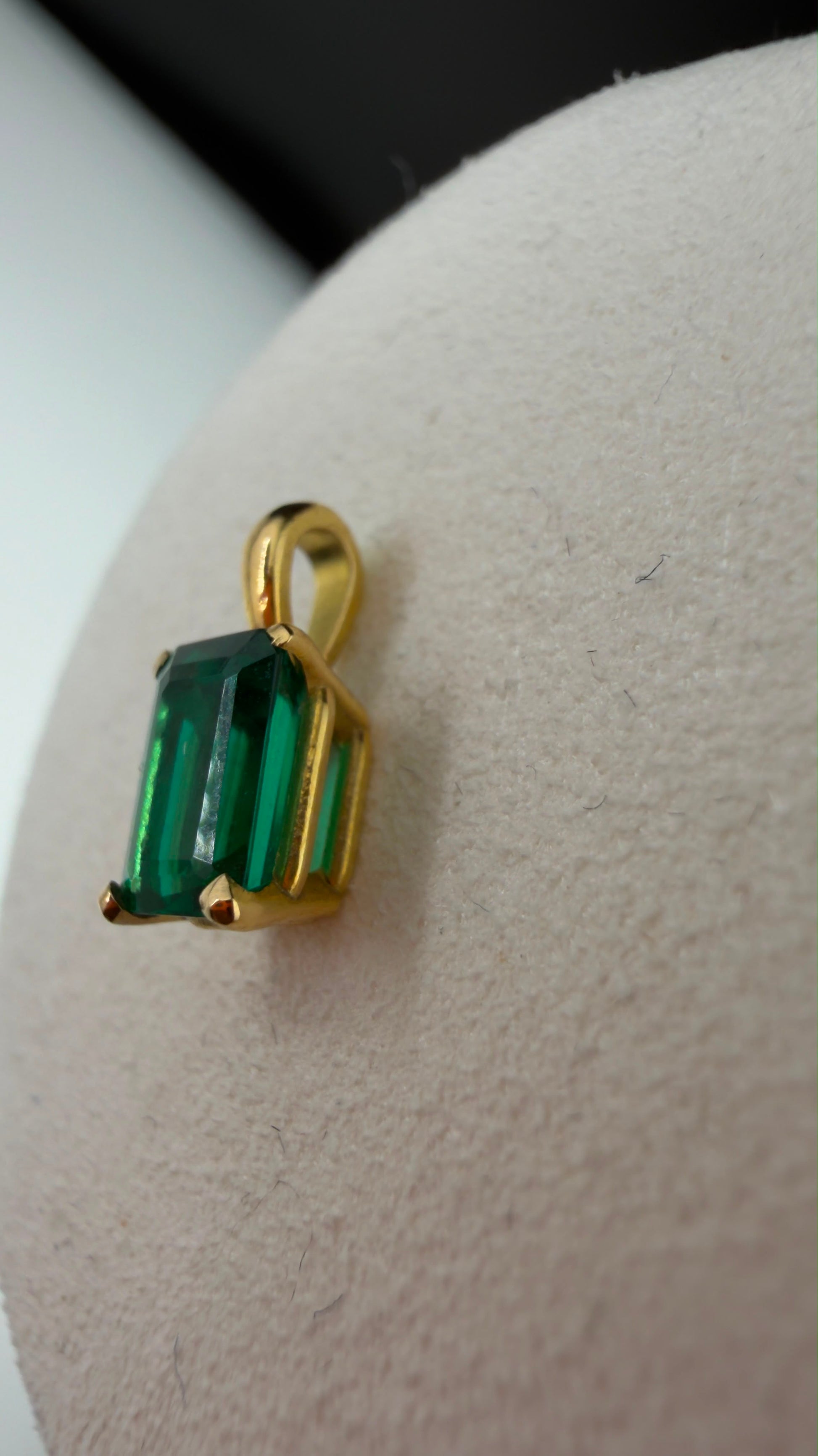 Lab Emerald Pendant 18k.