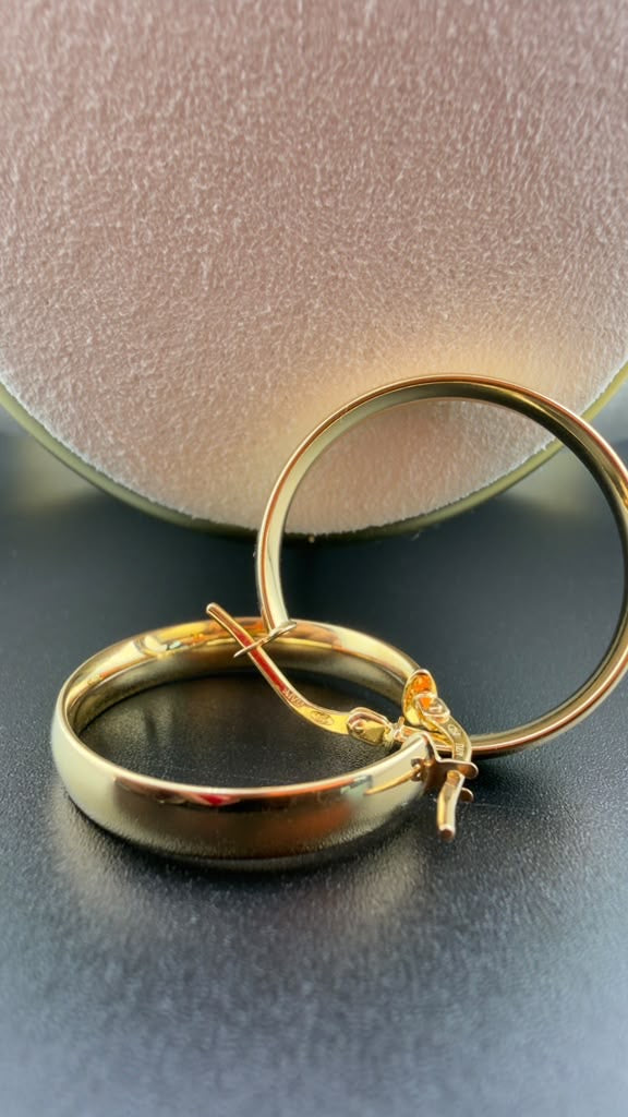 Sleek Gold Hoops 18k.