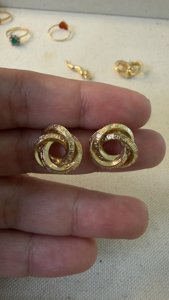 Interlocking Circle Stud Earrings 18k.