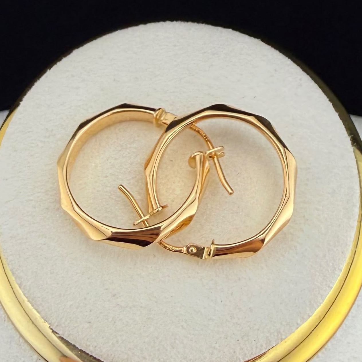 Fine Classic Hoop 18k.