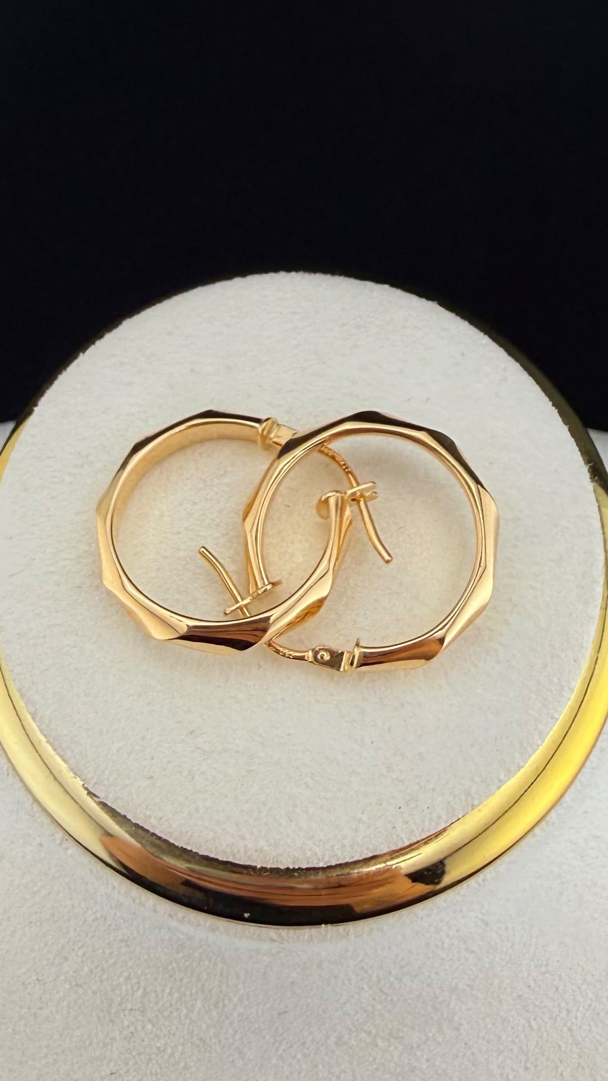Fine Classic Hoop 18k.