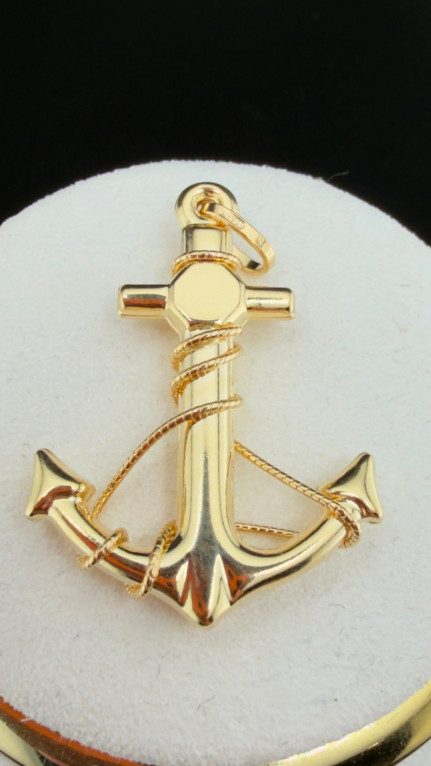 Gold Thread Anchor Pendant 18k.