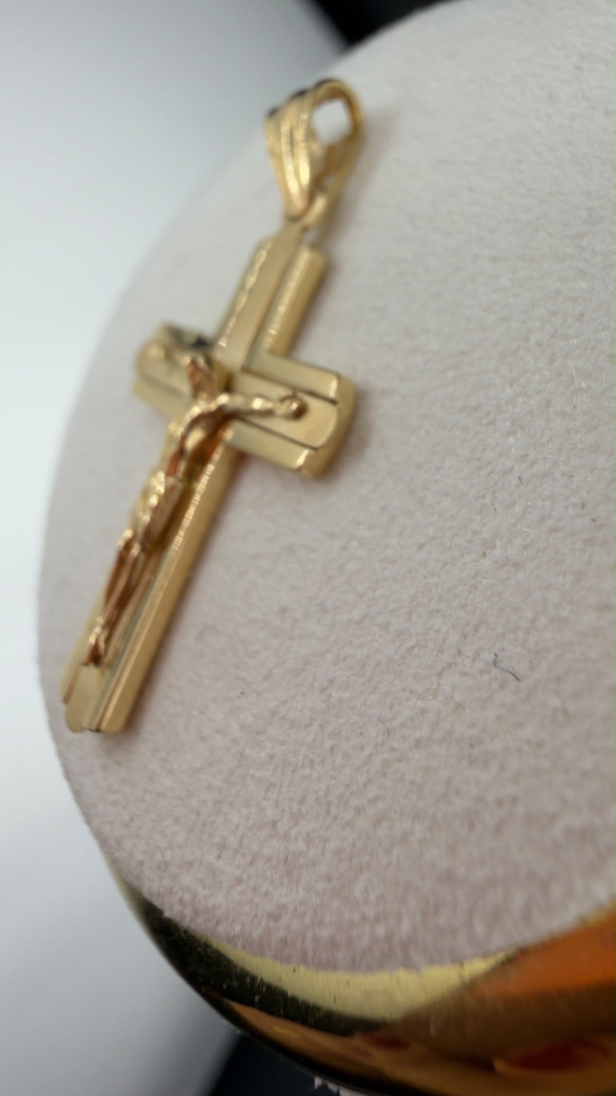 Luxury Crucifix Pendant 18k.