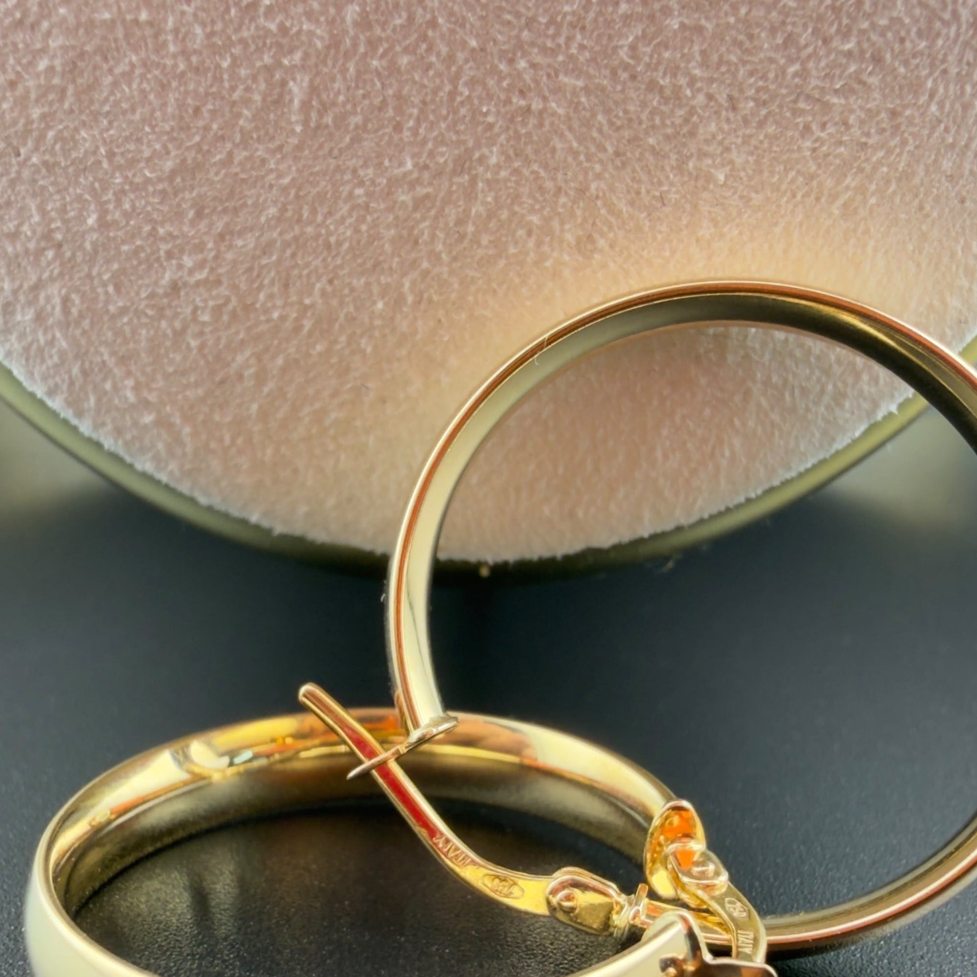 Sleek Gold Hoops 18k.