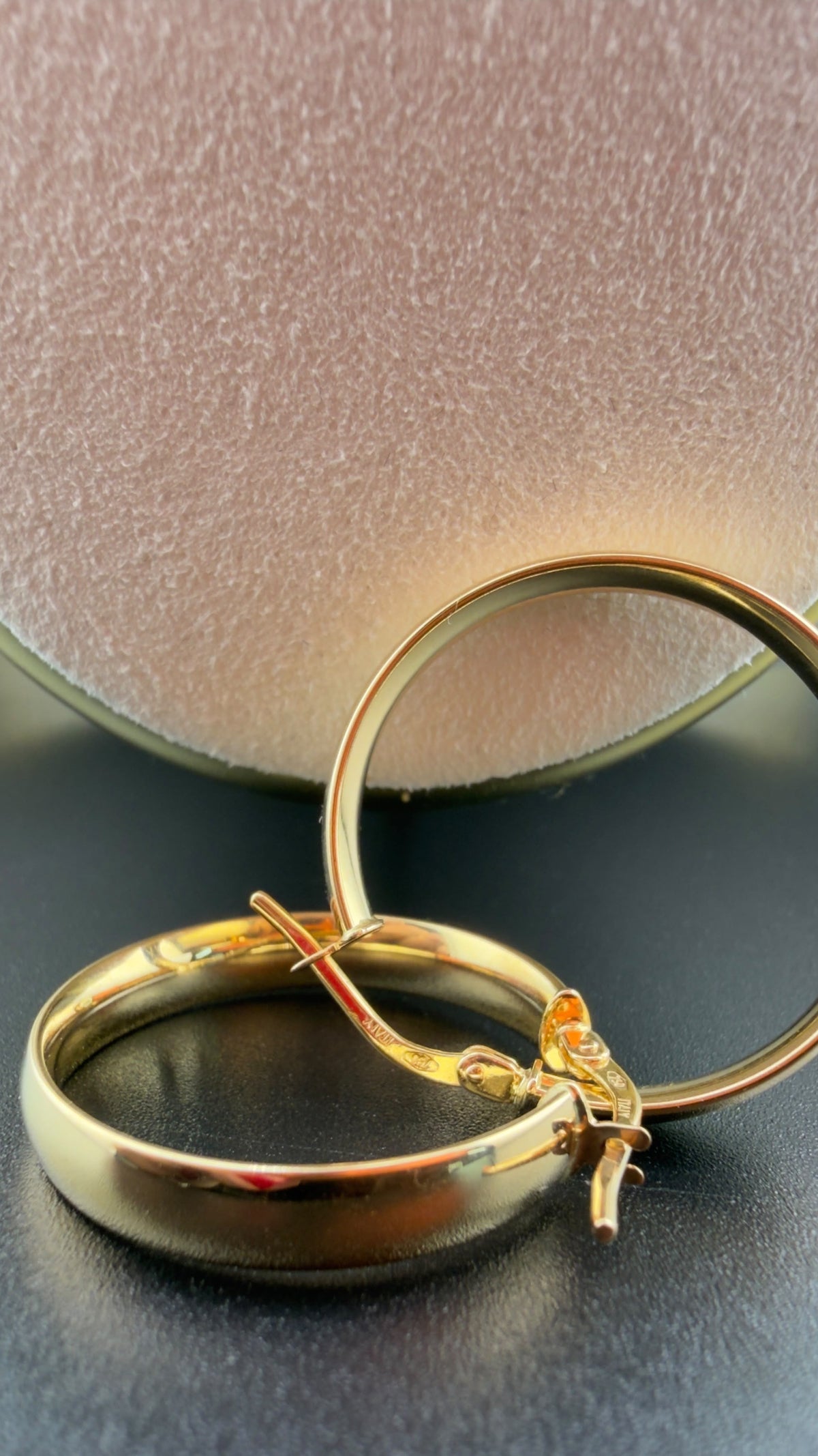 Sleek Gold Hoops 18k.