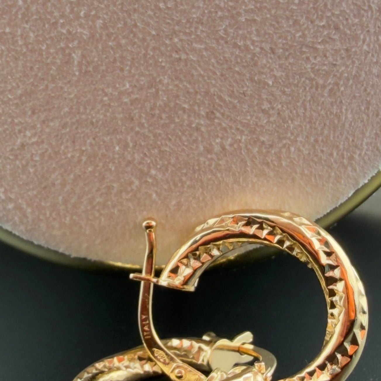 Textured Gold Hoop 18k.