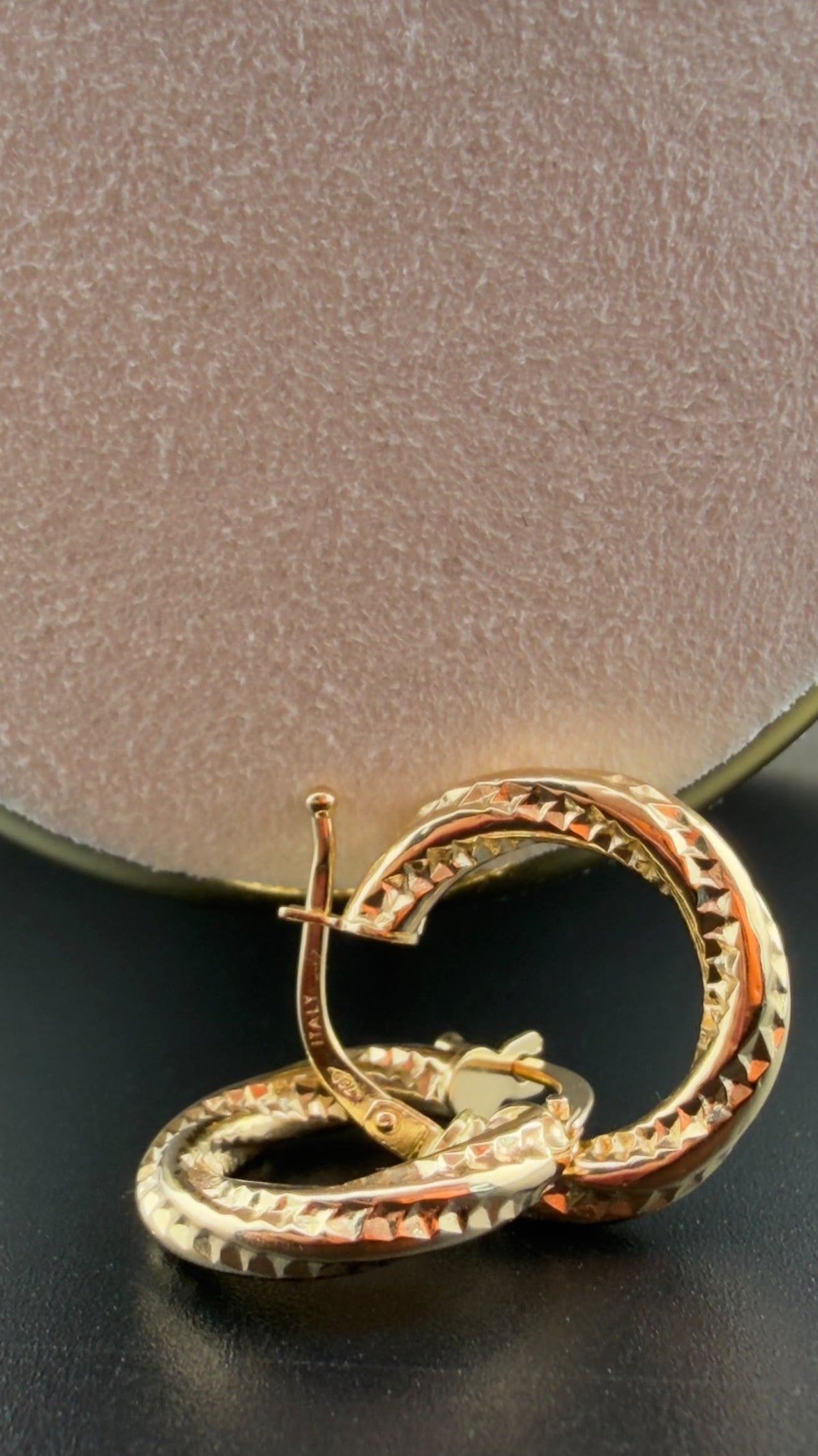 Textured Gold Hoop 18k.