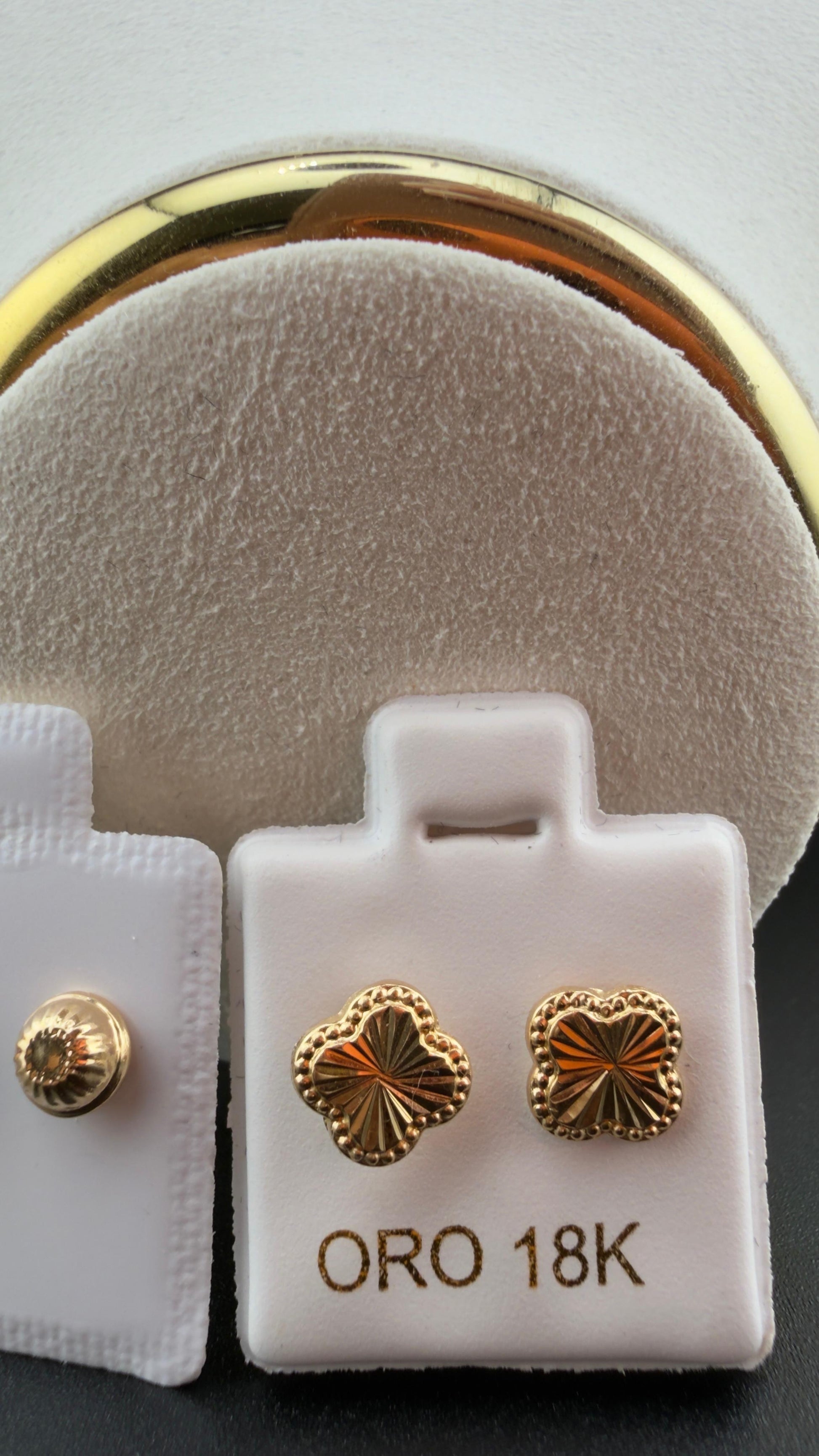 Double- V Earring 18k.