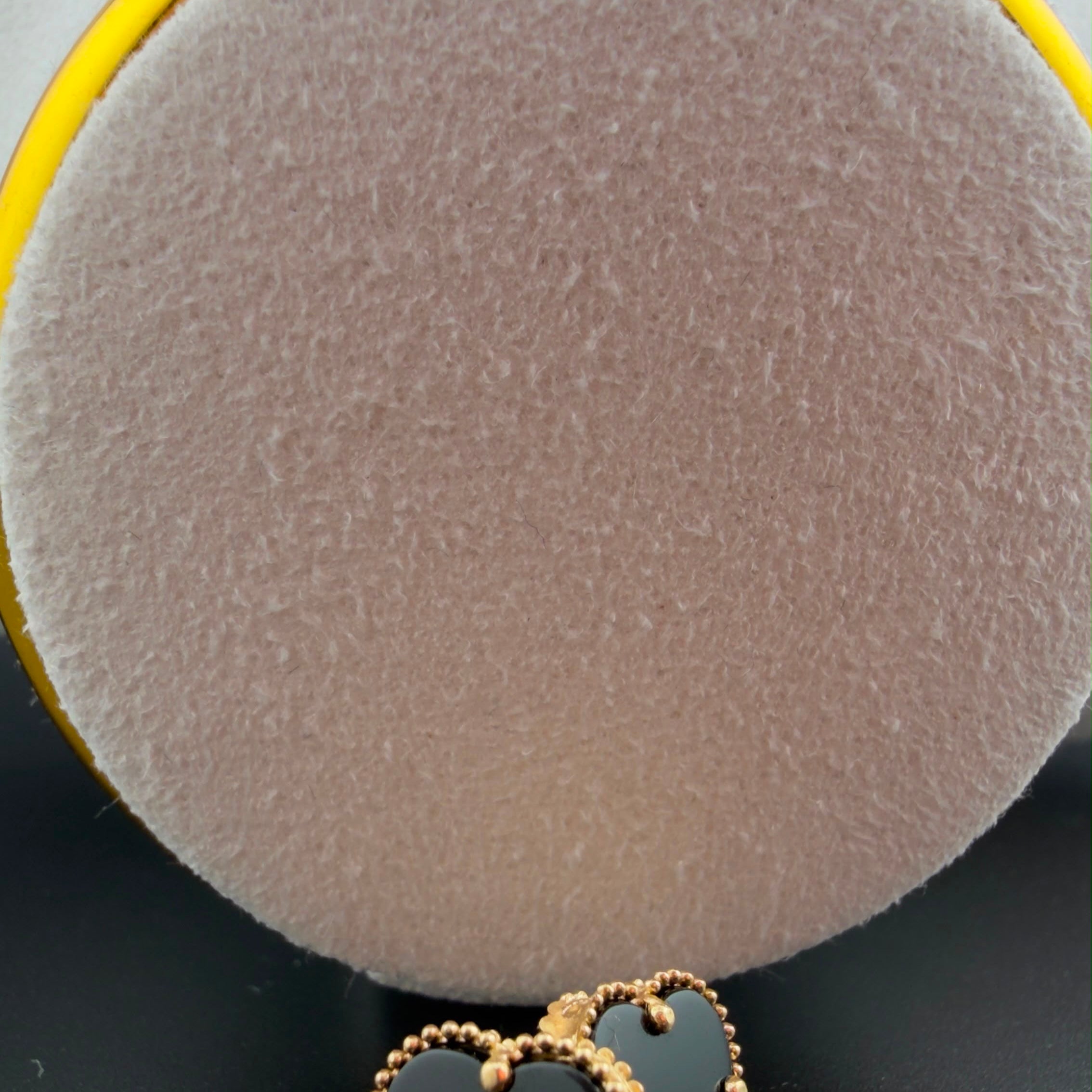Double-V Earrings 18k.