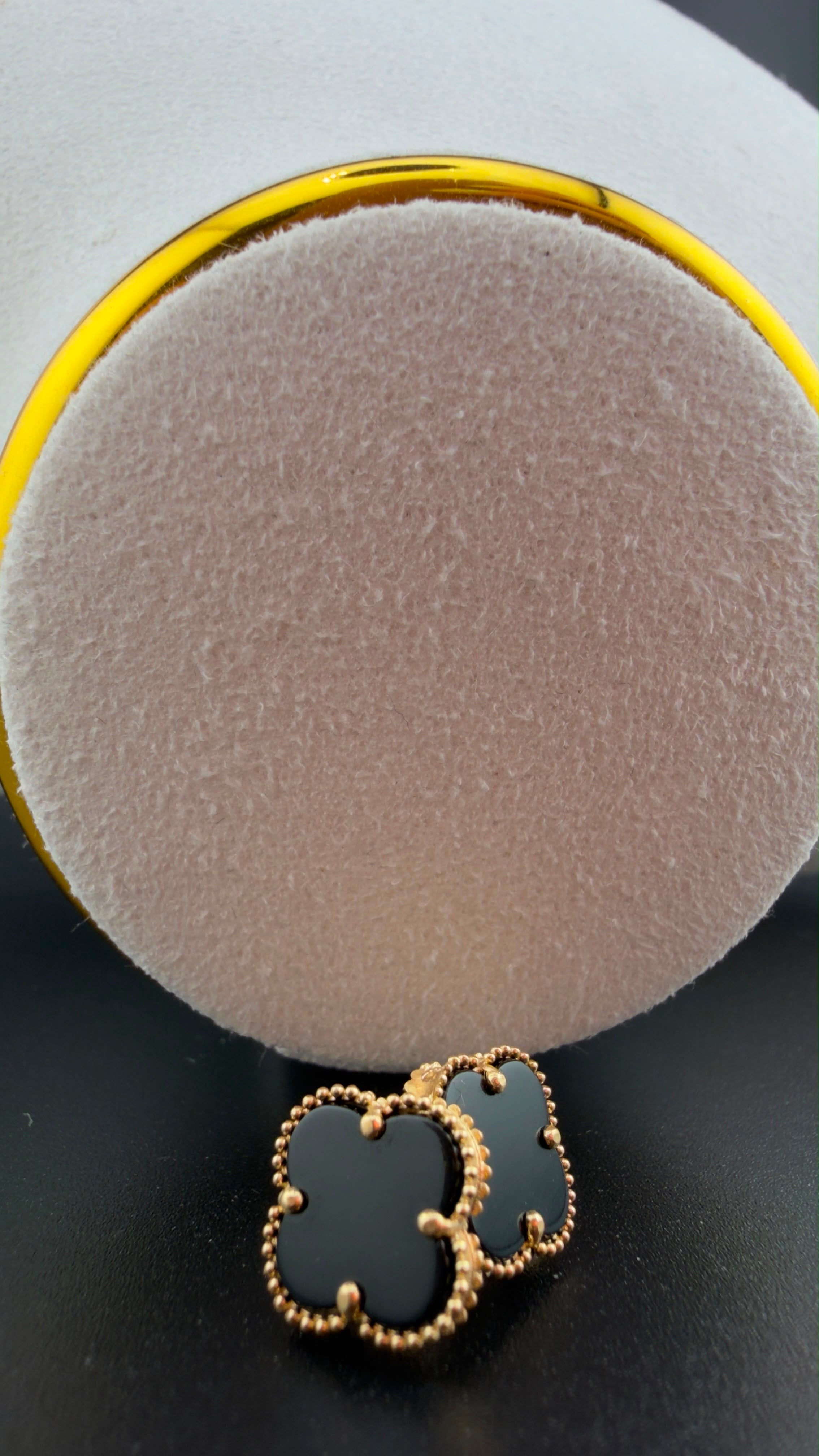 Double-V Earrings 18k.