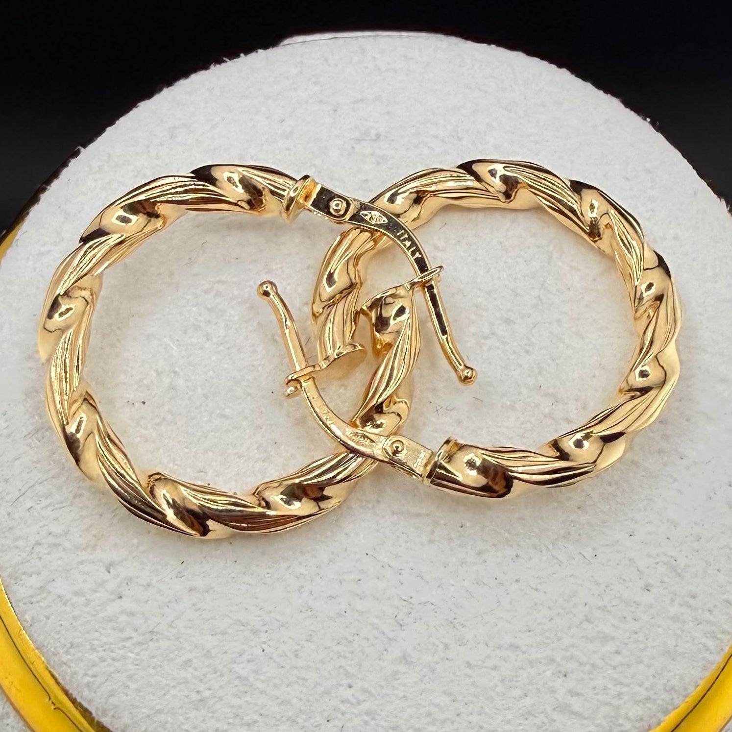 Textured Twisted Hoop 18k.