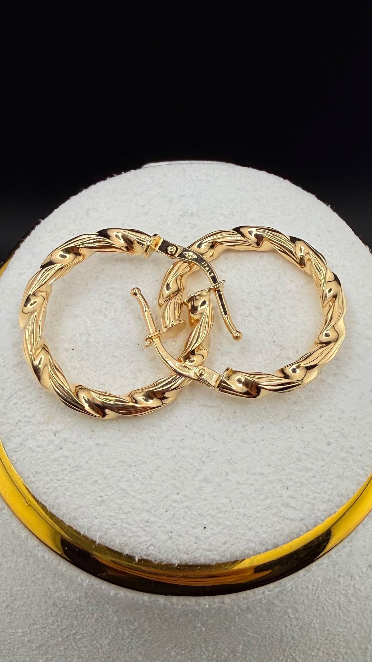 Textured Twisted Hoop 18k.