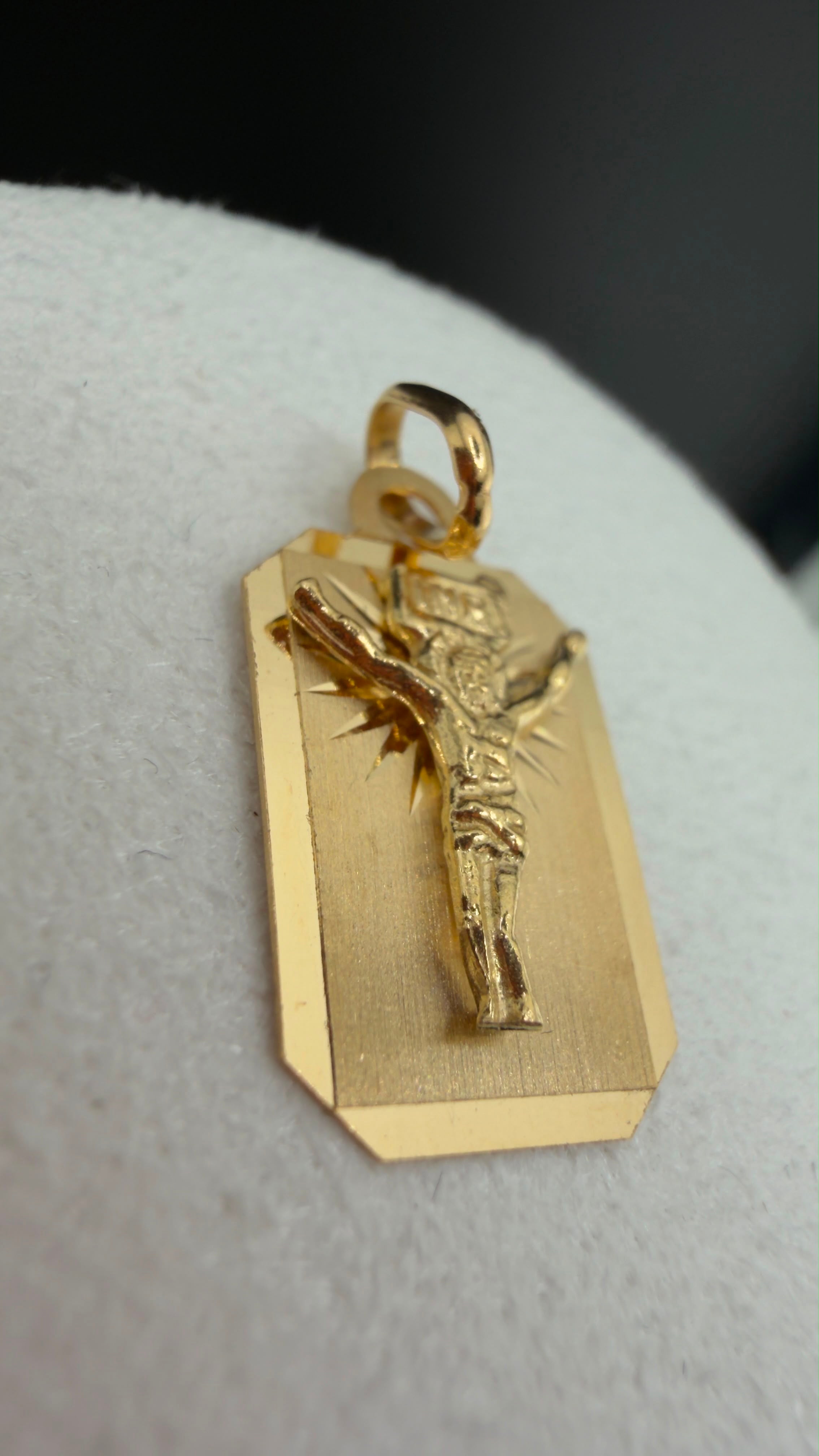 Plaque of Christ Pendant 18k.