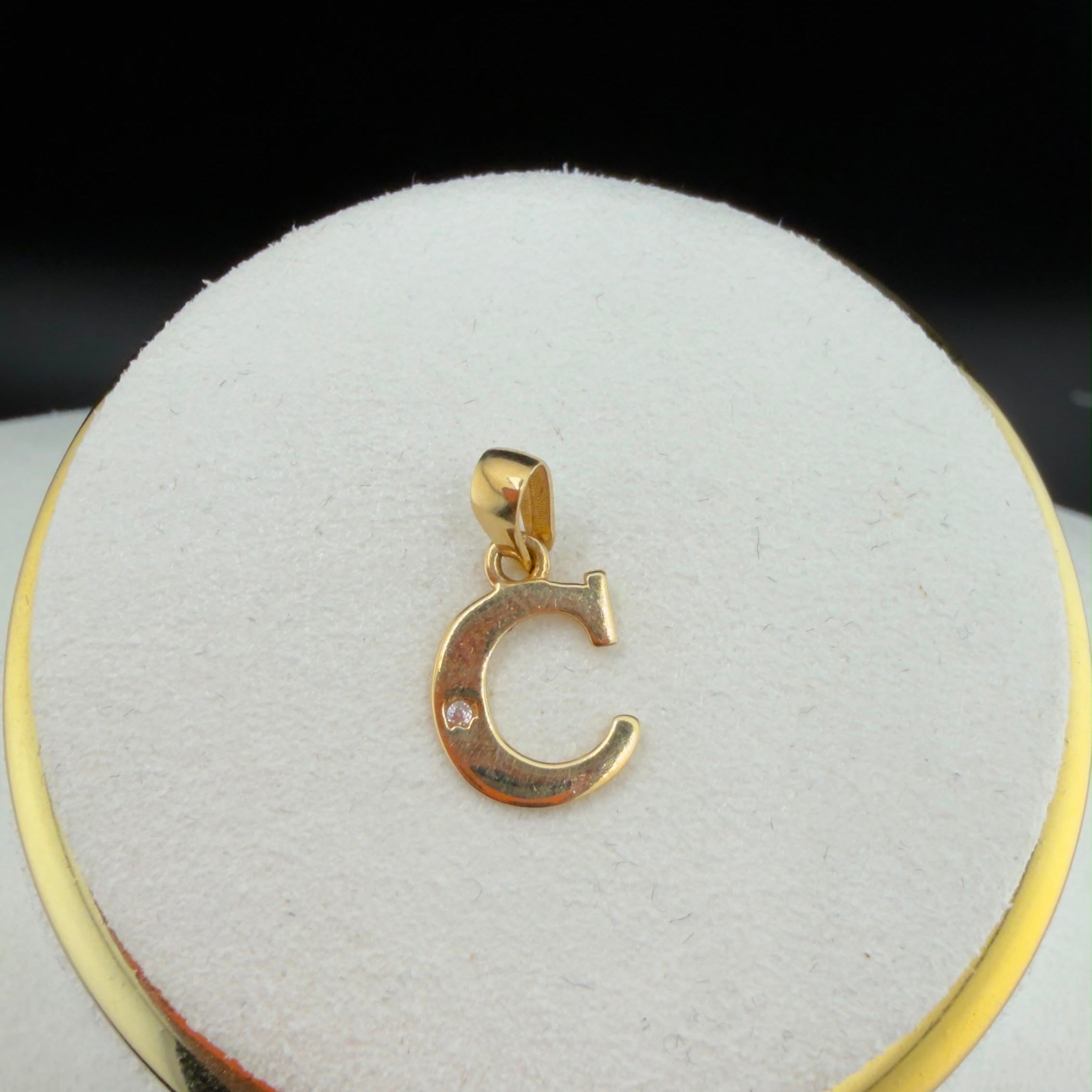 Gold C Initial Pendant 18k.