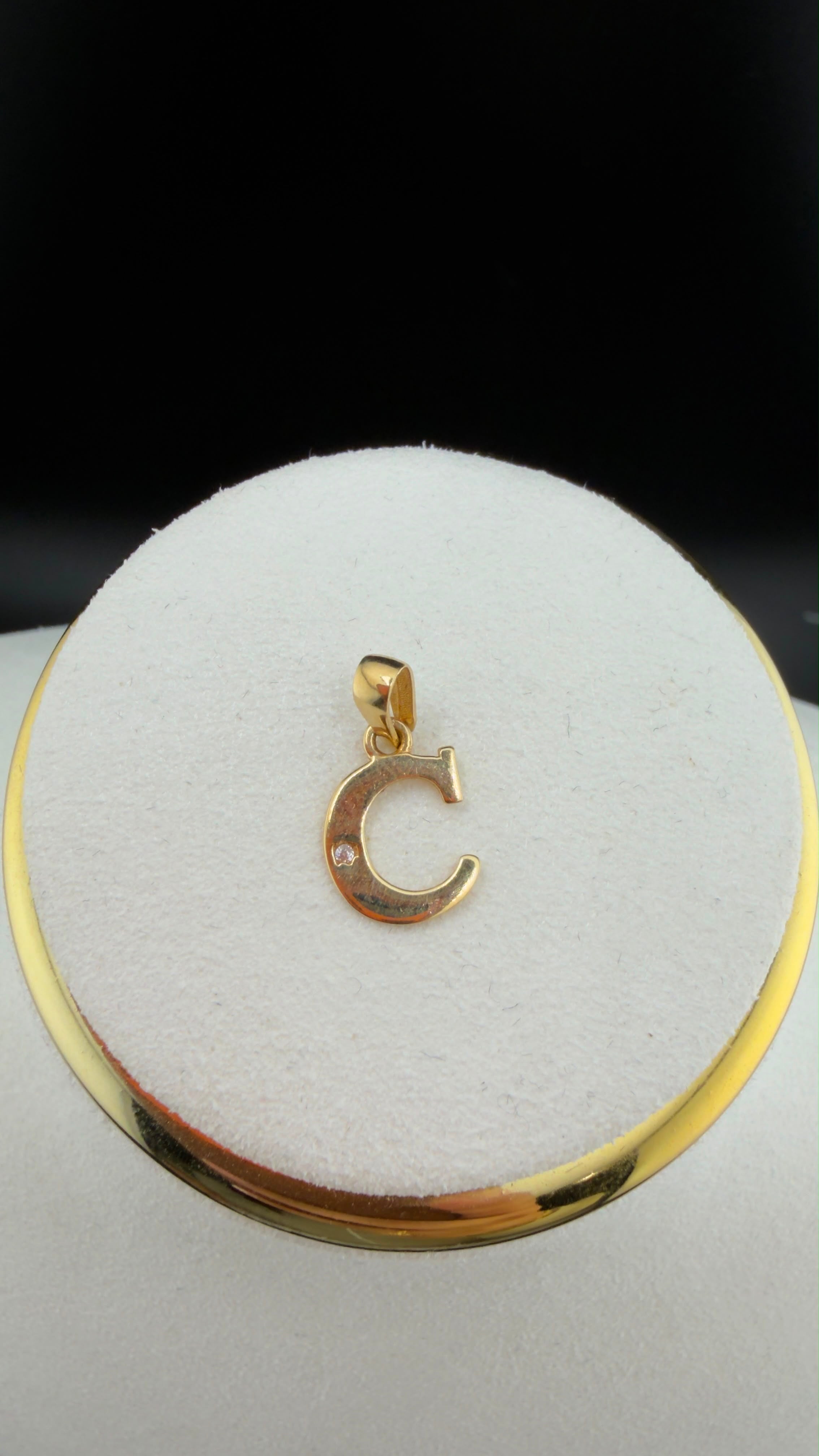 Gold C Initial Pendant 18k.