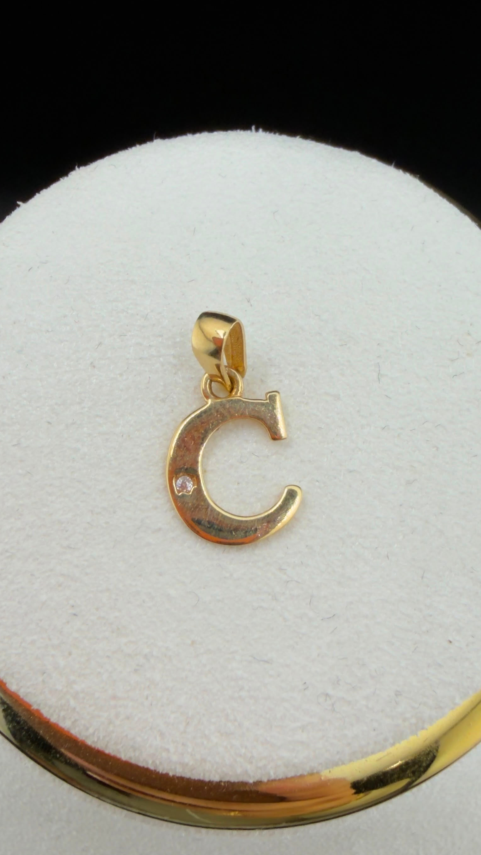 Gold C Initial Pendant 18k.