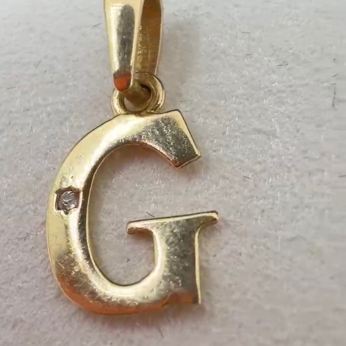 Gold G Initial Pendant 18k.