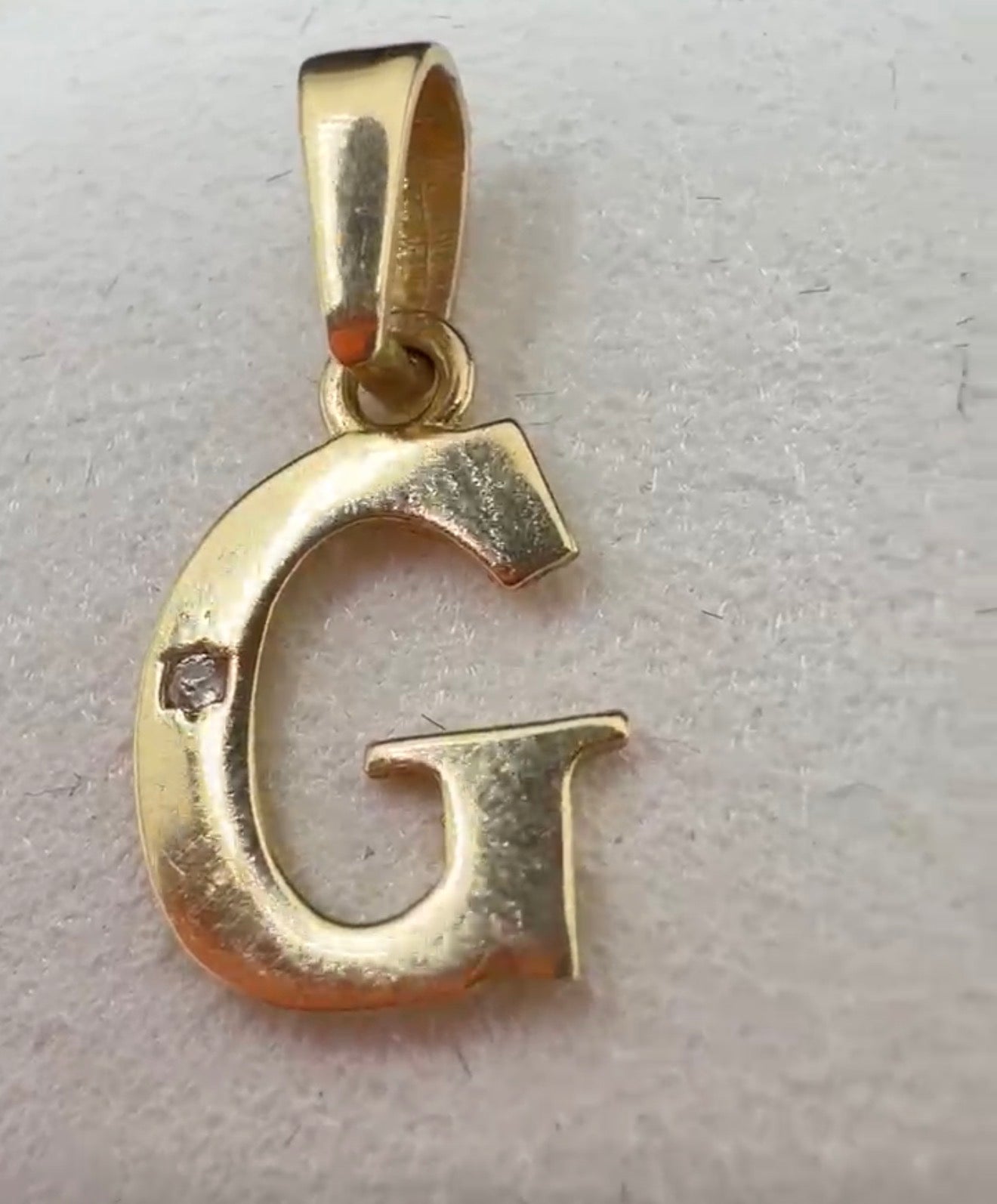 Gold G Initial Pendant 18k.