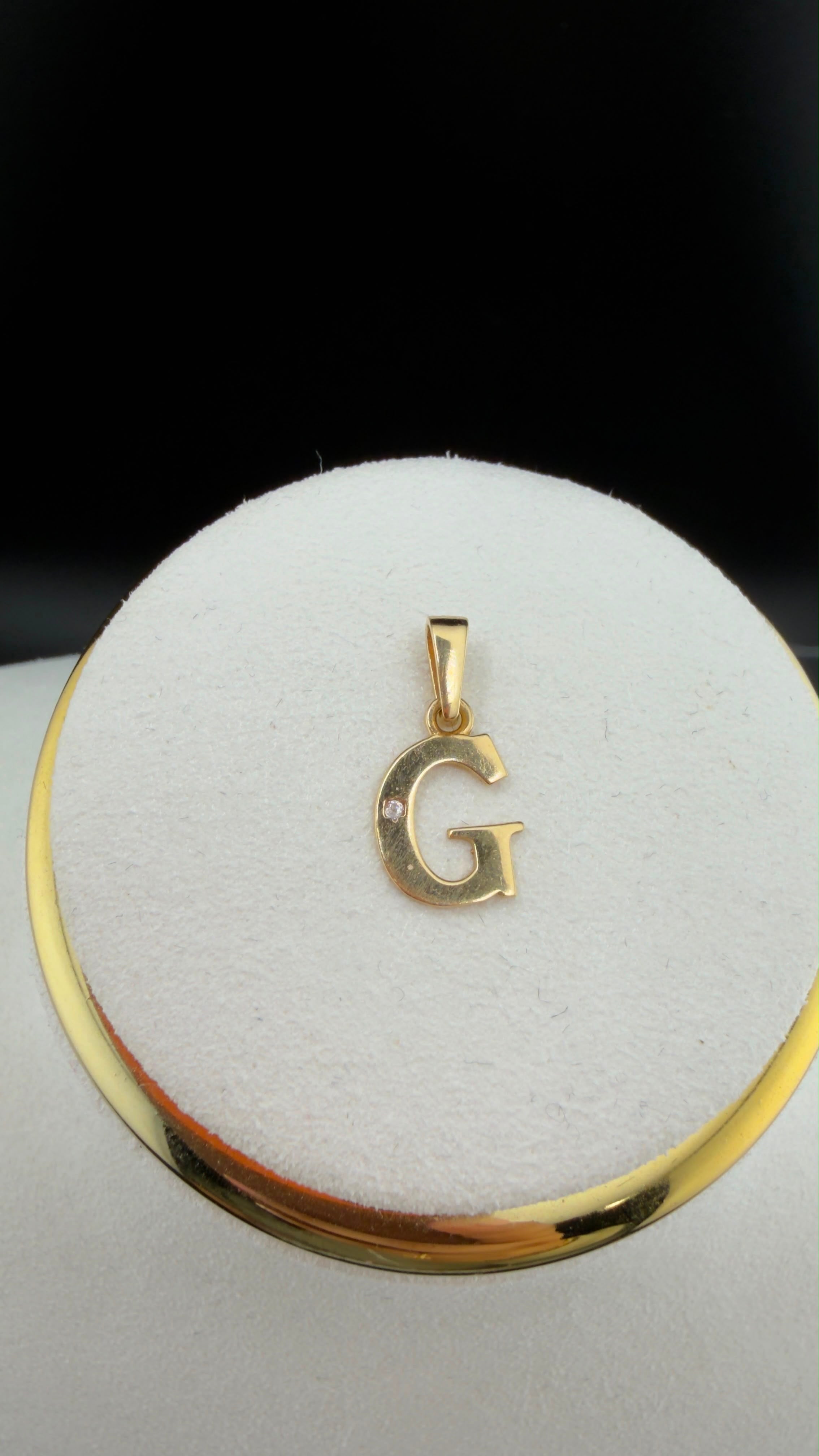 Gold G Initial Pendant 18k.
