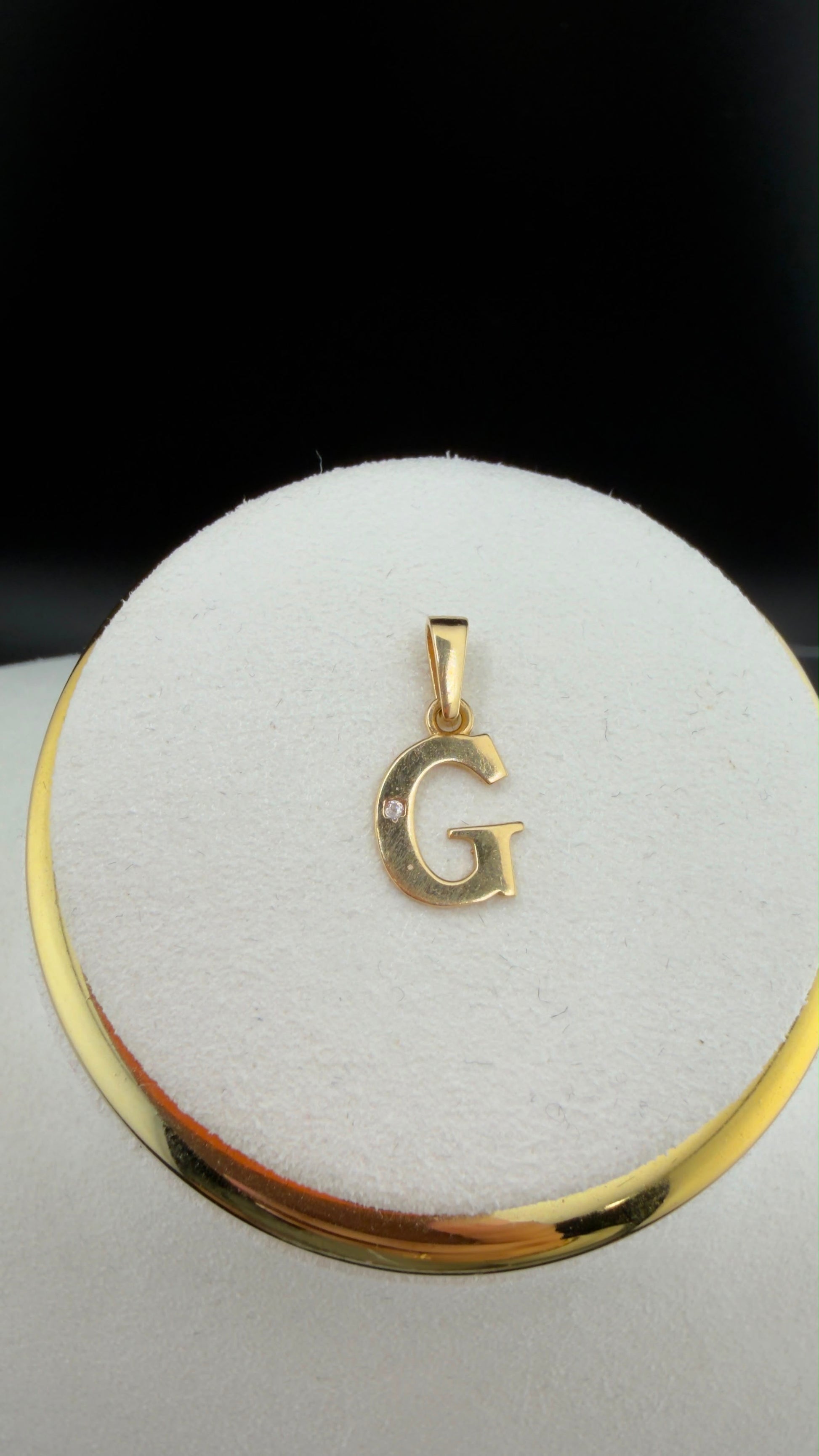 Gold G Initial Pendant 18k.